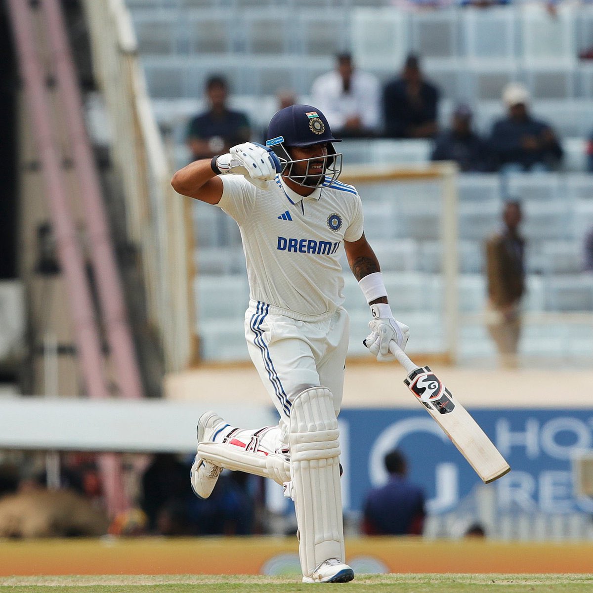 England - 353 (104.5)
India - 307 (103.2)
India Trail By 46 Runs.

Lunch 🕰️ 

 #IndiaVsEngland #IndiaVsEngland #IndiaVsEnglandTest #EnglandVsIndia