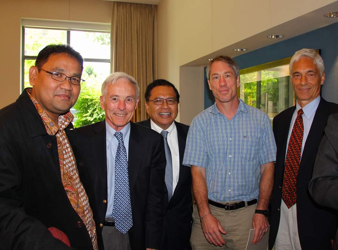 Bersama DR Rizal Ramli @RamliRizal dan ilmuwan politik Karl D. Jackson (persis di kiri saya) di John Hopkins University, Washington DC, Juli 2012. JHU salah satu lembaga yang mengundang DR. Rizal Ramli ketika itu. Saya beruntung ada di antara audiens.