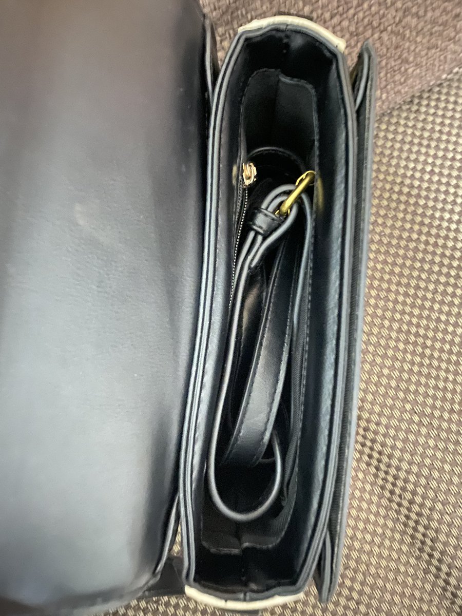 AglSwp's tweet photo. ส่งต่อ Yilianman Bag 350 ฿ มีสายสะพาย2สาย สนใจสอบถามเพิ่มเติมdmเลยค่า 
#ส่งต่อpolarboll #ส่งต่อatreasurebox #lookbooklookbook #somethingapparels #withitstore #ส่งต่อเสื้อผ้ามือสอง #โล้ะตู้ #ส่งต่อกระเป๋า https://t.co/IWWEnETwhB