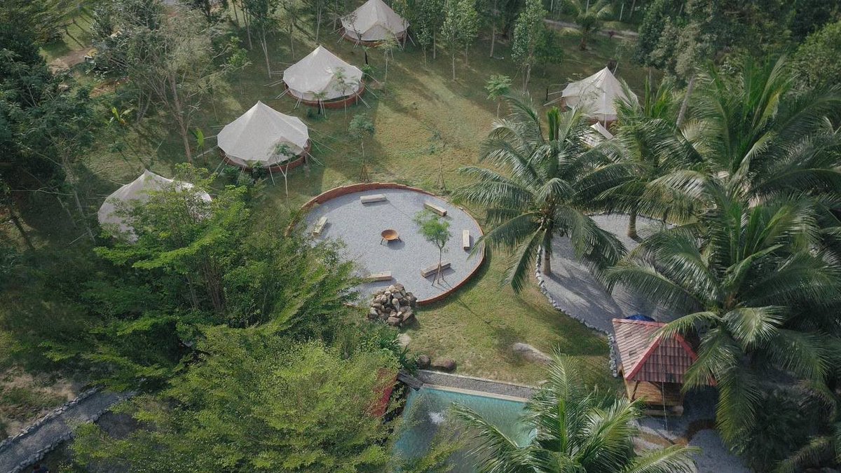 travetopia's tweet photo. Port Glamping serendah RM80je weyh! menarik tak menarik. 

Dkat sini korang dapat merasai bermalam di Glampsite yang lengkap dengan tilam tebal, surau, dapur, bunyian tenang air sungai. Siapa ada campfire weyh.

#Thread https://t.co/TalCy91omn