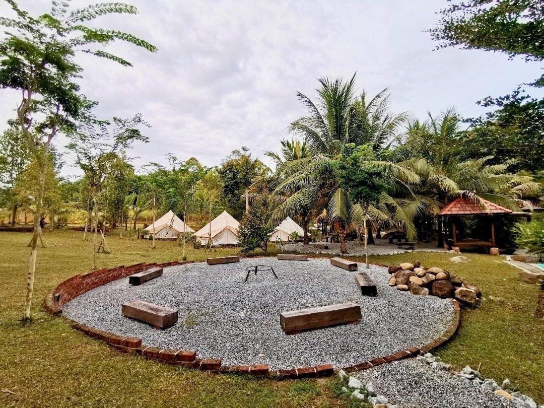 travetopia's tweet photo. Port Glamping serendah RM80je weyh! menarik tak menarik. 

Dkat sini korang dapat merasai bermalam di Glampsite yang lengkap dengan tilam tebal, surau, dapur, bunyian tenang air sungai. Siapa ada campfire weyh.

#Thread https://t.co/TalCy91omn