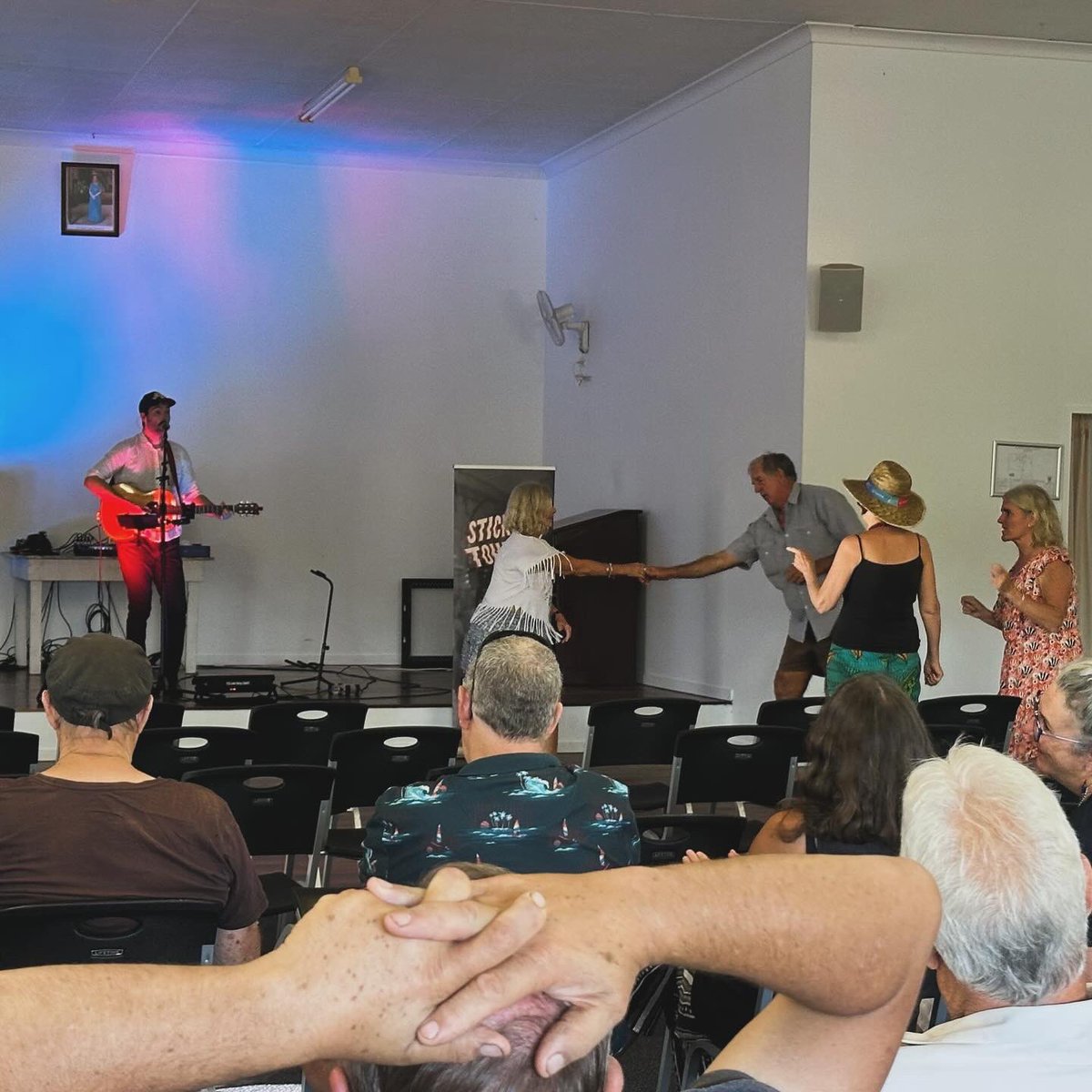 The people you run into at Yarraman #SummerTunes - I didn’t know about your musical talent <a href="/GillespieTom17/">Tom Gillespie</a> 🎶 🎸👏🏼
It was the last of the Summer Tunes series today…and it finished with a blast! 💥 so much fun! 🤩 great work TRC! 
#yarraman #toowoombaregion
