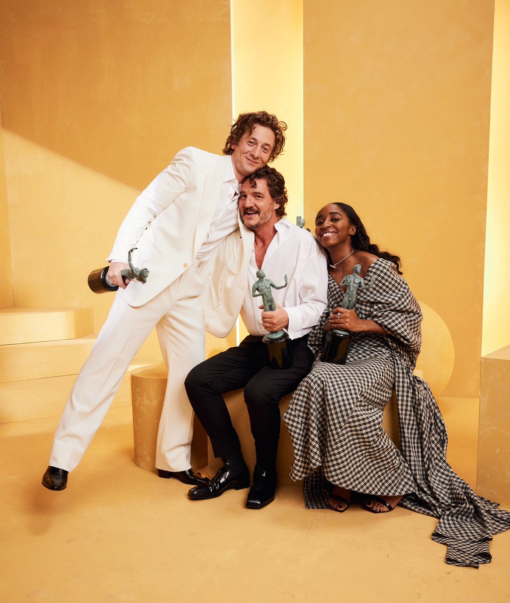 pascalarchive's tweet image. Pedro Pascal with Jeremy Allen White and Ayo Edebiri ✨