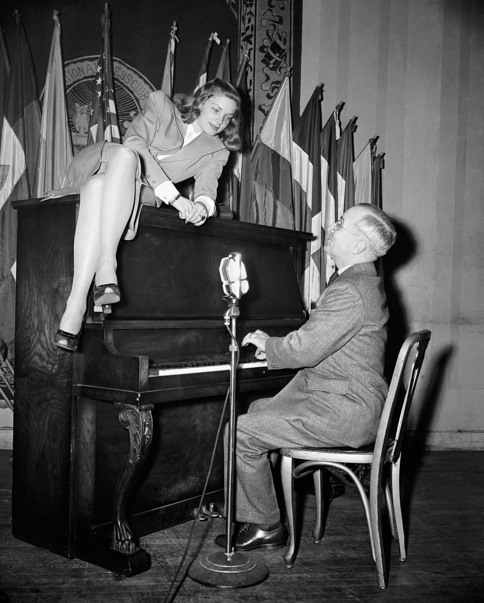 In #FEBRUARY 1945
Vice-President Harry Truman and beauteous Lauren Bacall enjoying themselves together in 1945 at the National Press Club in Washington, D.C., open Saturdays to servicemen for free hot dogs and beer.
👉ALT
#WW2 #NationalPressClub #HarrySTruman #LaurenBacall