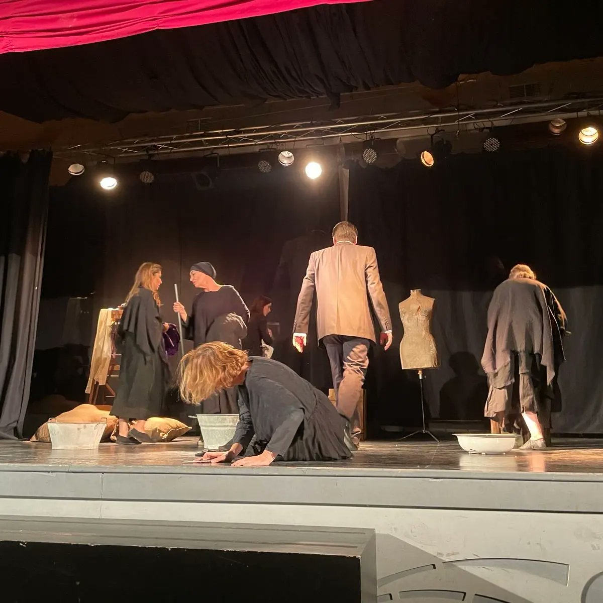 AytoBrunete's tweet photo. 🎭#TEATRO
Ayer comenzó la XXII EDICIÓN del #CERTAMEN #TEATROAFICIONADO #ANAMARIAVIDAL con la representación de la obra "Heridas, Las Mujeres de Lorca"
El teatro, escuela de llanto y de risa, es el que despierta a la poesía, levanta a la narración y las hace humanas. https://t.co/lixOPhNb4n