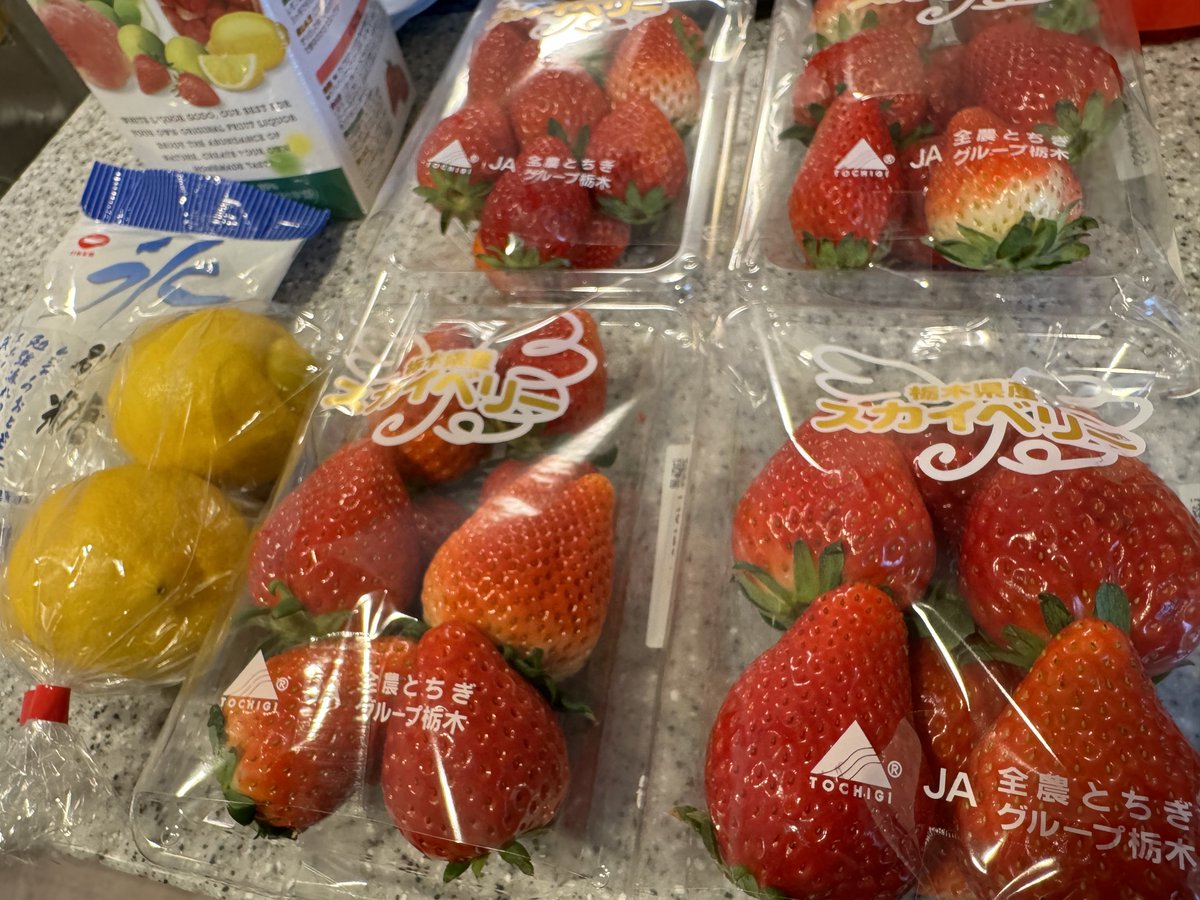 tricknotes's tweet image. イチゴ酒を漬けた。半年くらいかかるそう。仕上がりが楽しみ！