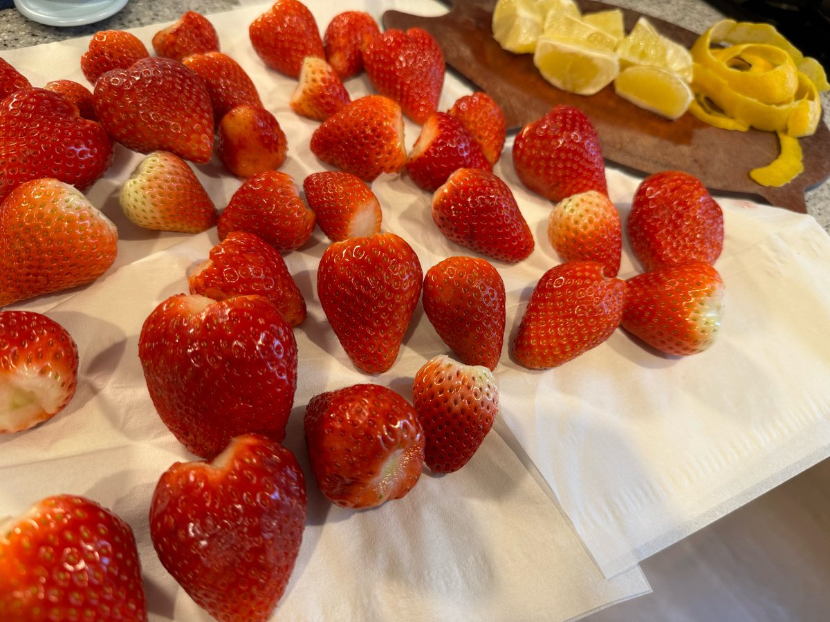 tricknotes's tweet image. イチゴ酒を漬けた。半年くらいかかるそう。仕上がりが楽しみ！