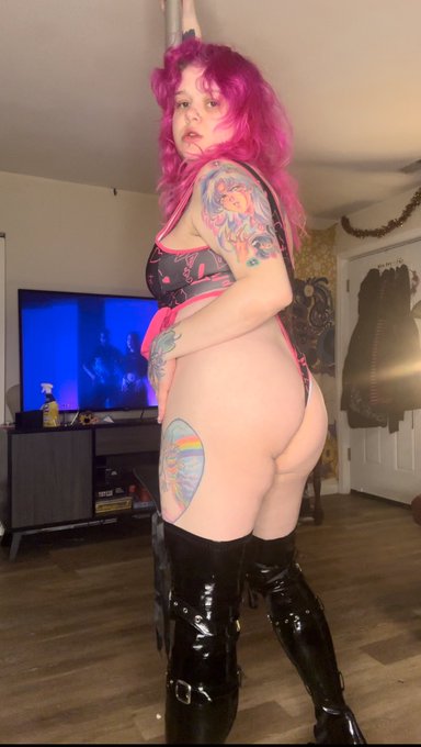 Doing some practice and I made myself c*m 😝😝 nice use of a Saturday night I&rsquo;d say https://t.co/pL4rg