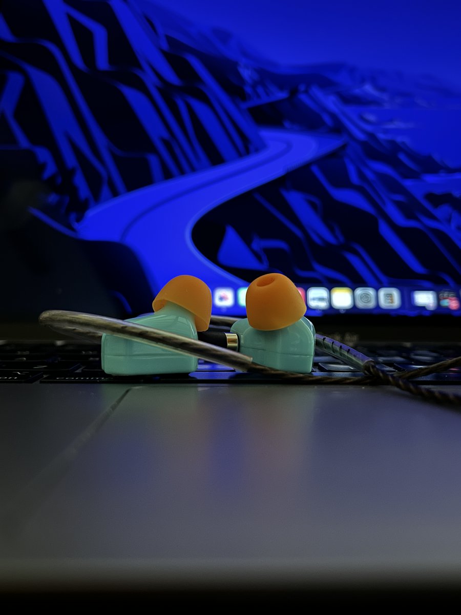 TechWhirlUlt's tweet image. 7HZ Salnotes Zero Review: The only neutral IEM under 20$/ 2000 INR

Tuning/ Sound Signature
I don&apos;t understand why many people call this IEM too sharp with treble since I don&apos;t feel that at all. It&apos;s not rolled off like the Zero II, but it&apos;s not ear-piercing sibilant either.