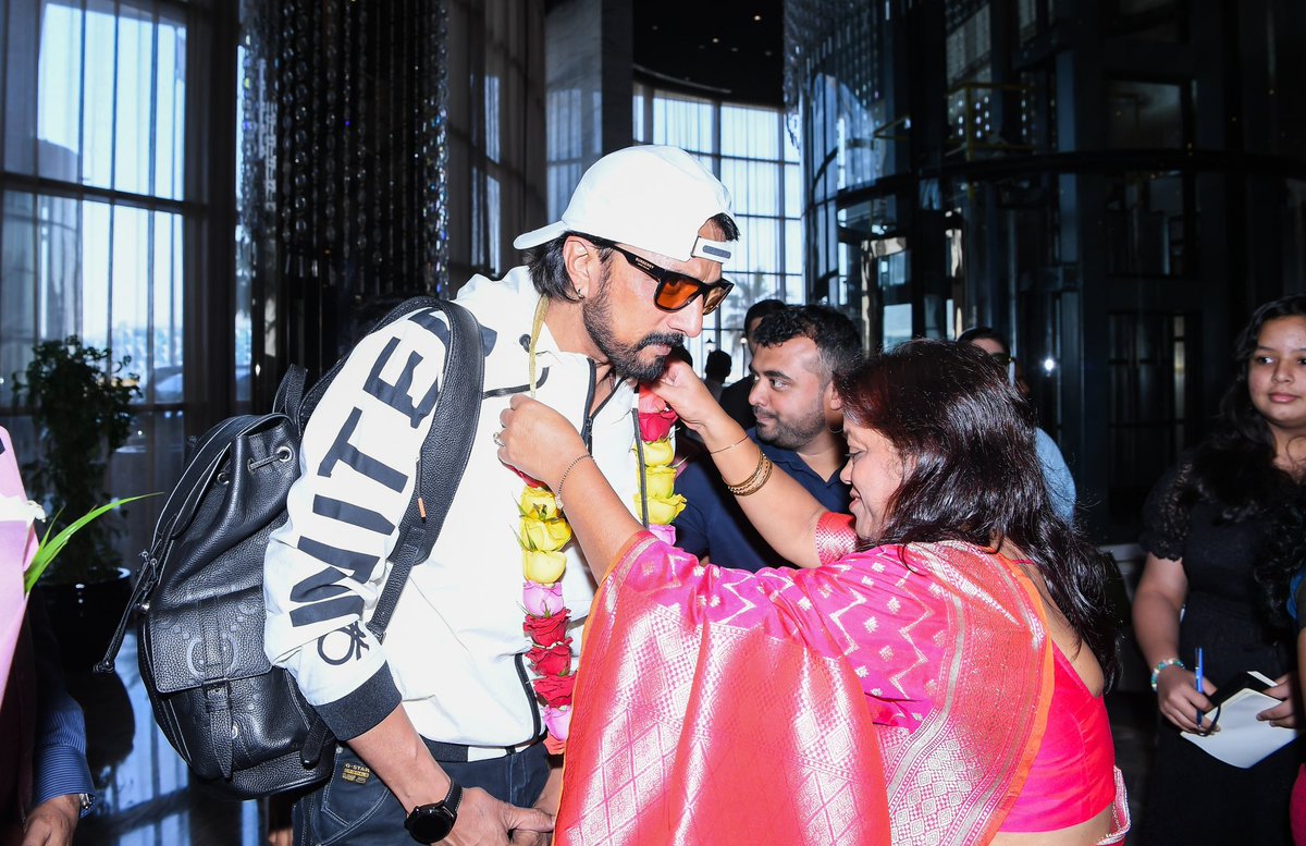 NRIkannadigaru's tweet photo. Kichcha Boss Grand Welcome In Dubai

@KicchaSudeep 

#CCL2024 #DubaiAnivasiKannadigaru #CelebrityCricketLeague #CCLinDubai #CCLKannada #KarnatakaBulldozers #TruckersUAE #CCLSeason10 #KichchaSudeep #Kichcha #KichchaBoss #KichchaSudeepa 

1/3 https://t.co/gbOgi00ijI