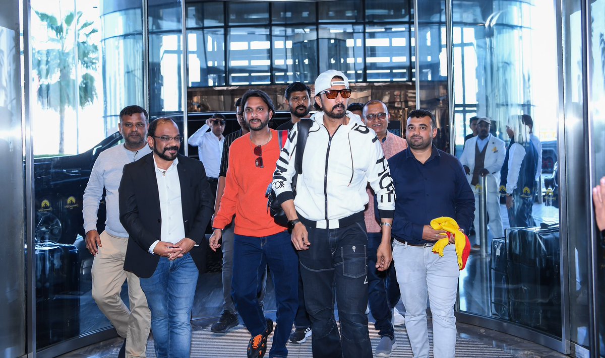 NRIkannadigaru's tweet photo. Kichcha Boss Grand Welcome In Dubai

@KicchaSudeep 

#CCL2024 #DubaiAnivasiKannadigaru #CelebrityCricketLeague #CCLinDubai #CCLKannada #KarnatakaBulldozers #TruckersUAE #CCLSeason10 #KichchaSudeep #Kichcha #KichchaBoss #KichchaSudeepa 

1/3 https://t.co/gbOgi00ijI