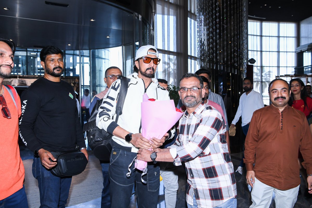 NRIkannadigaru's tweet photo. Kichcha Boss Grand Welcome In Dubai

@KicchaSudeep 

#CCL2024 #DubaiAnivasiKannadigaru #CelebrityCricketLeague #CCLinDubai #CCLKannada #KarnatakaBulldozers #TruckersUAE #CCLSeason10 #KichchaSudeep #Kichcha #KichchaBoss #KichchaSudeepa 

1/3 https://t.co/gbOgi00ijI