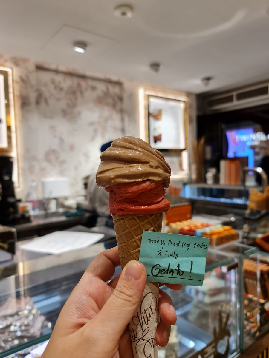 chap50606010's tweet photo. Mission complete อ่าน #ORNtheway จบอีกรอบก่อนบิน ได้กิน Gelato ตามที่แนะนำแล้วนะน้องอร 💙🦭

ปล.โรมพื้นเป็นหินเยอะจริง ลากกระเป๋ายากจริง และแถวตม.ยาวจริง 🤣

#ORNoung #MoveORN https://t.co/H34DDPupGe