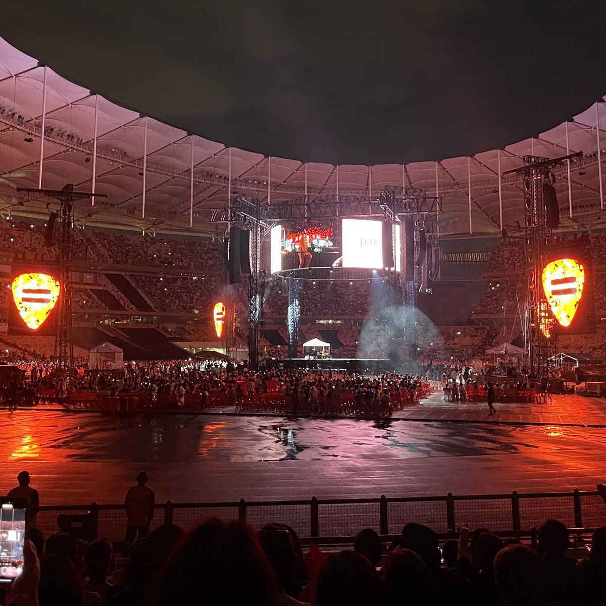 wanzfikri's tweet photo. Our very first concert date+pestaim bergambar after 35282529292 days with you. Paling epic terlupa bawak wayar sampai kena mengemis dengan orang sebelah. https://t.co/HCZAUlDmSm