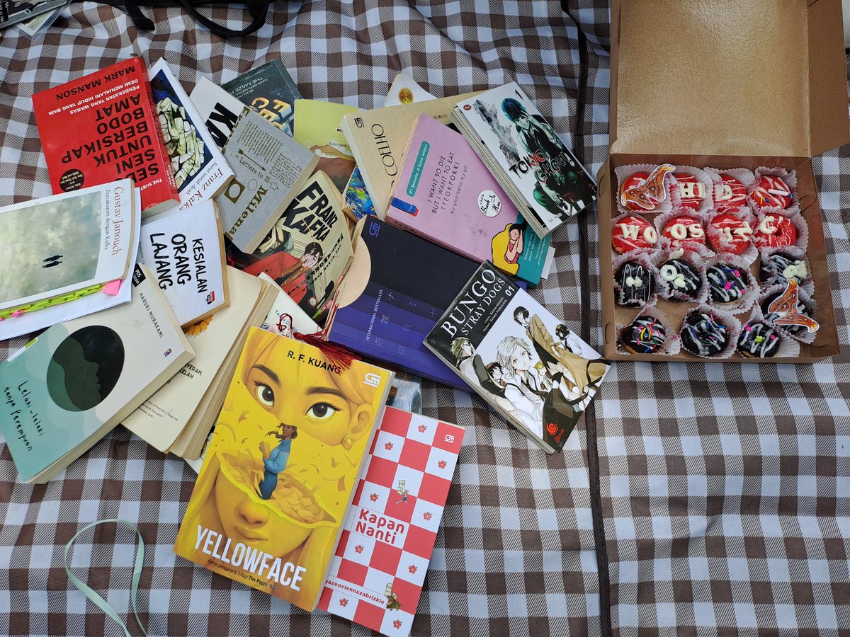 Bibliobrose's tweet photo. Thank you so much Black Roses and @kavenreads🥺🤍🤍🤍 for coming to 🦋Meta-Moth-Fosis🦋 and of course Happy Birthday our dearest Kim Woosung🫶🌹 @woosungofficial See you on next book picnic

#HappyKingWoosungDay
#HappyWoosungDay
#BooknicWithBlackRose https://t.co/YWOl4PwgeU