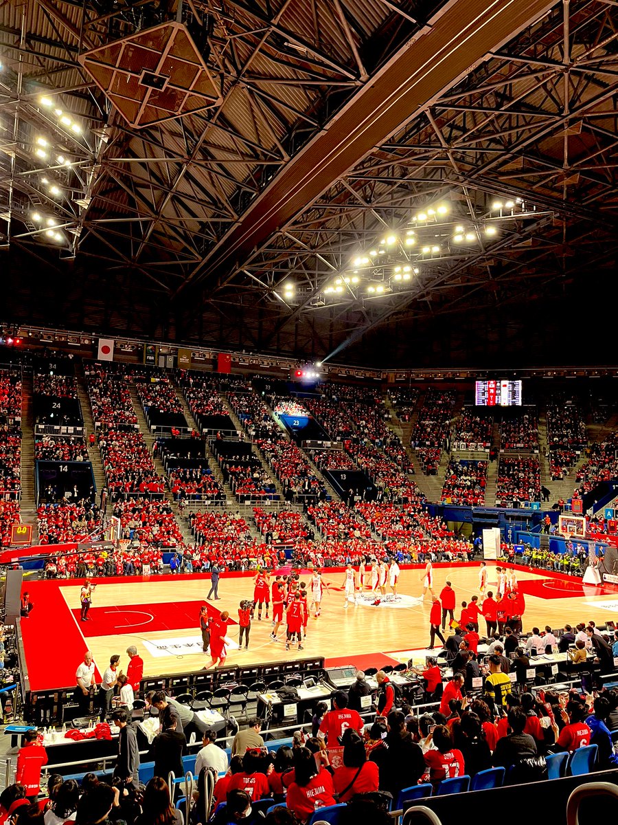 ystk_yrk's tweet photo. さっっっむいですなぁ🥺😵
写真は🏀の試合🫣
手が壊れるまで叩いて熱ぅーくなって
外でたら寒っ！！🥶
こんな日は家で鍋でもして
光る君への8話でも見ませんか？🤗
いよいよ
道兼とまひろが対面😵😵
道兼はひどい人だけど玲央君はとってもいい人なのっ🥺
本日も
8時から
あなたの1時間私にください❤︎ https://t.co/RafhnUl3UQ