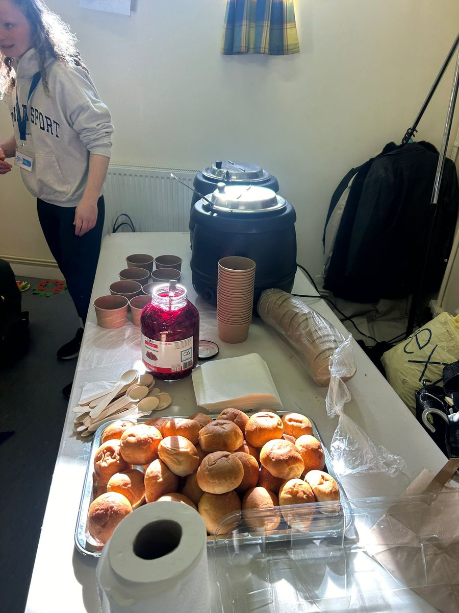 Yesterday was our second Warm and Well Event! This time we were joined by the fabulous <a href="/SamaniJen/">Jen Samani</a> for a Family Craft Session with a warm lunch for all 🤤 thank you <a href="/startpointsk6/">Starting Point SocEnt 🧡</a> for the most delicious spread!