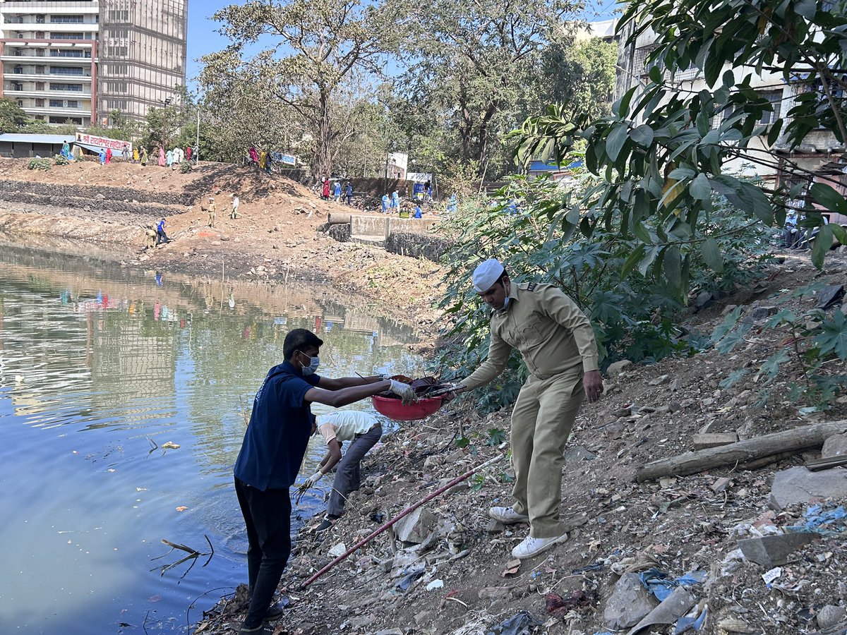 x_niranjanm's tweet photo. An water body cleaning  initiative by @sncfoundation @santnirankari in collobaration with Ministry of Culuture 
This Project is being conducted in around 1400+ locations across India. 
Here are some of the glimpses of Project Amrit conducted at Railadevi Devi, Thane,MH https://t.co/2HK9VAEms5