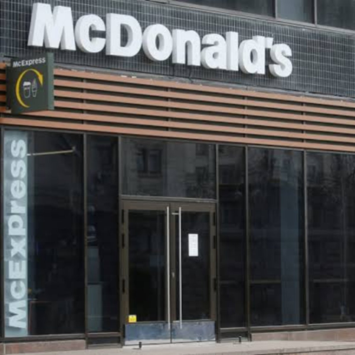 Maharashtra FDA revokes McDonald's license over cheese issue. Outlet reinstated after relabeling dishes. McDonald's India assures genuine cheese usage. 

Read more on shorts91.com/category/india

#McDonalds #FoodStandards #Maharastra #FDA