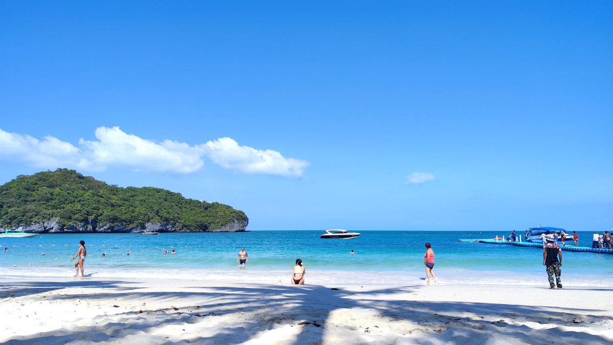lenggaga's tweet photo. Chillin' ba thuhhh beach https://t.co/x8ScYwxUWY