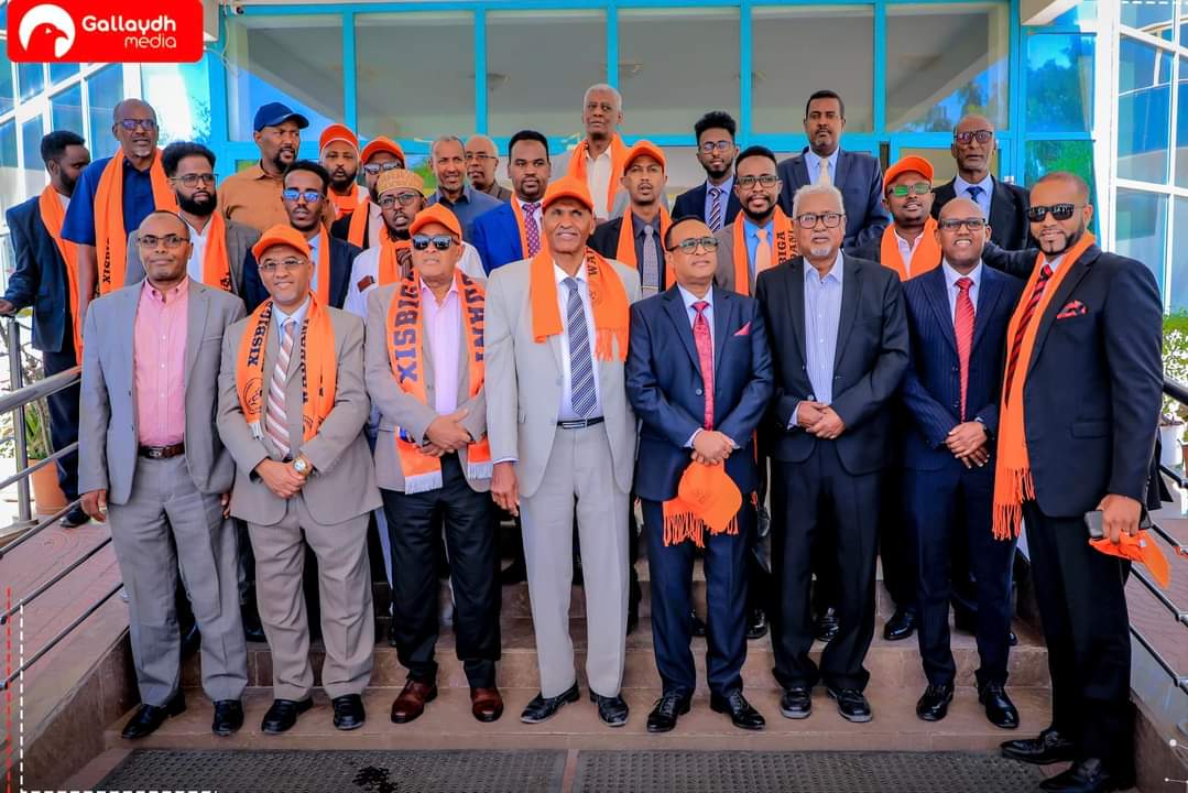 TheHornView's tweet photo. Labada urur siyaasadeed ee #Ubax iyo #Daljir ayaa maanta ku biiray xisbiga mucaaradka ah ee #Waddani.
Labada siyaasi ee Baashe Cabdi #Gaboobe iyo Saleebaan Daahir #Dogax, oo kala hoggaaminayay labadan urur ayaa cududooda maanta ku biirshay Waddani.
Musharrax @Abdirahmanirro, ayaa muddooyinkan waday dedaallo uu siyaasaddiisa ugu qancinayo siyaasiyiinta kale ee #Somaliland.
#WaddaniForSomaliland
#Cirro4President