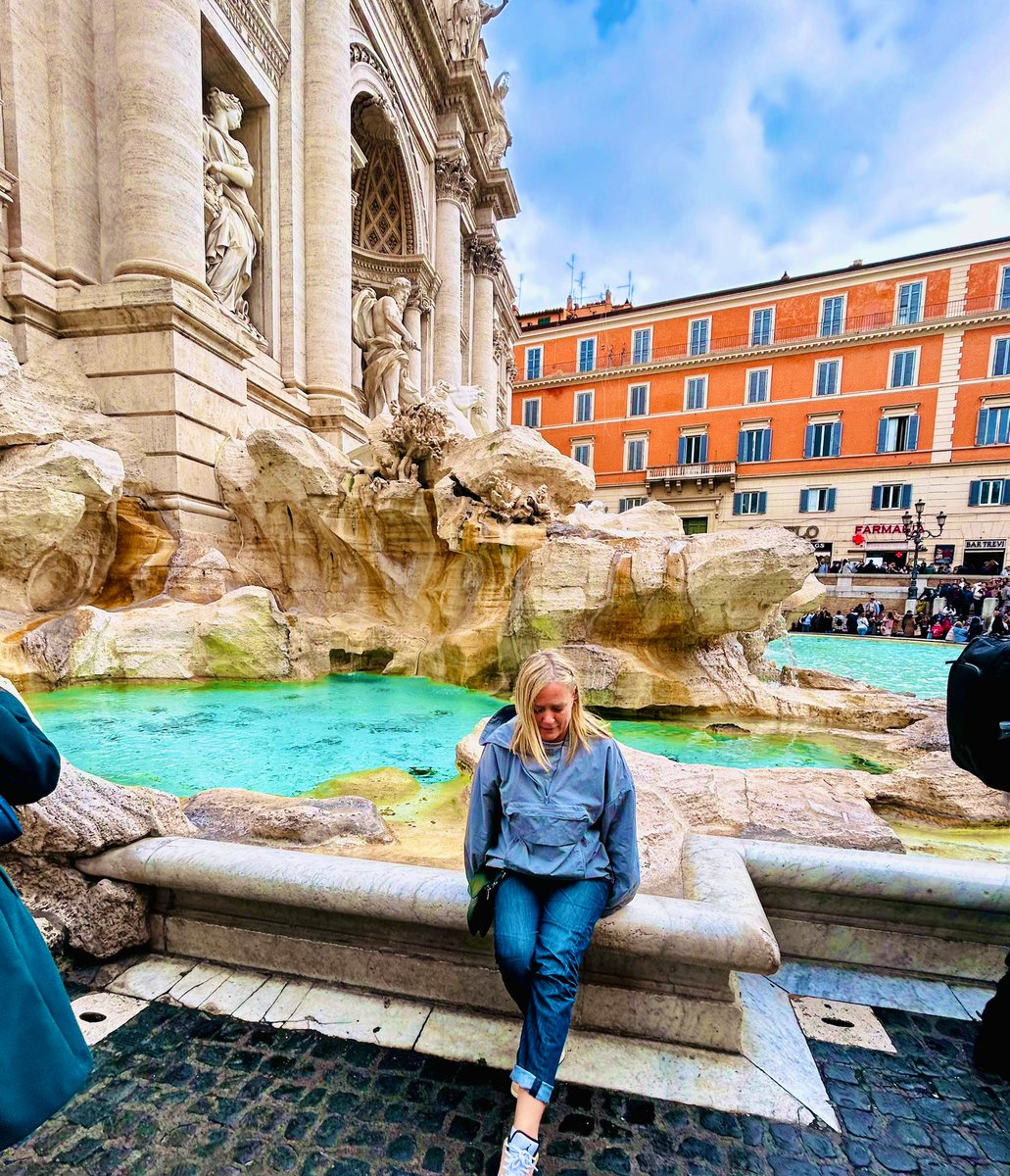 boom1965's tweet photo. I found Totti! Roma 💚 🤍 ❤️ https://t.co/4LaWXuWxaj