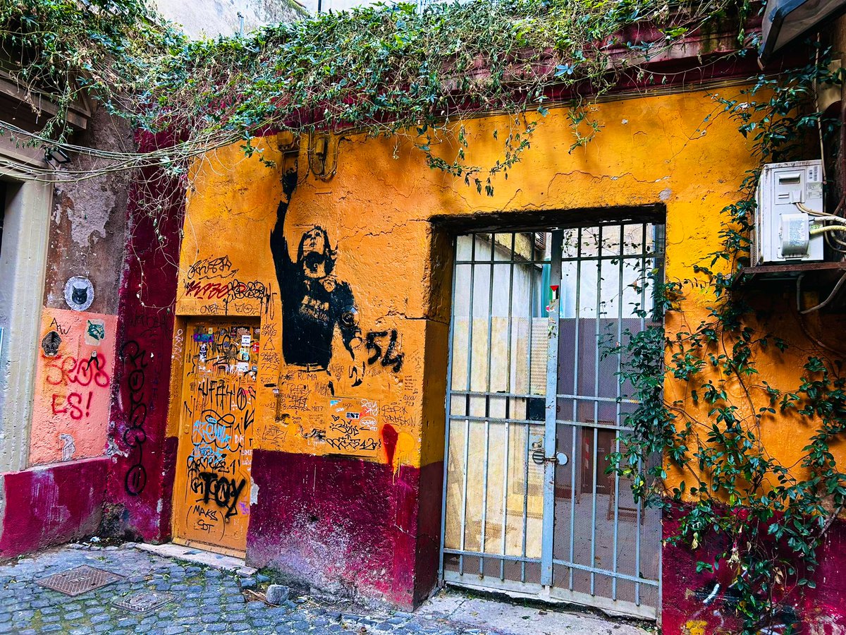 boom1965's tweet photo. I found Totti! Roma 💚 🤍 ❤️ https://t.co/4LaWXuWxaj