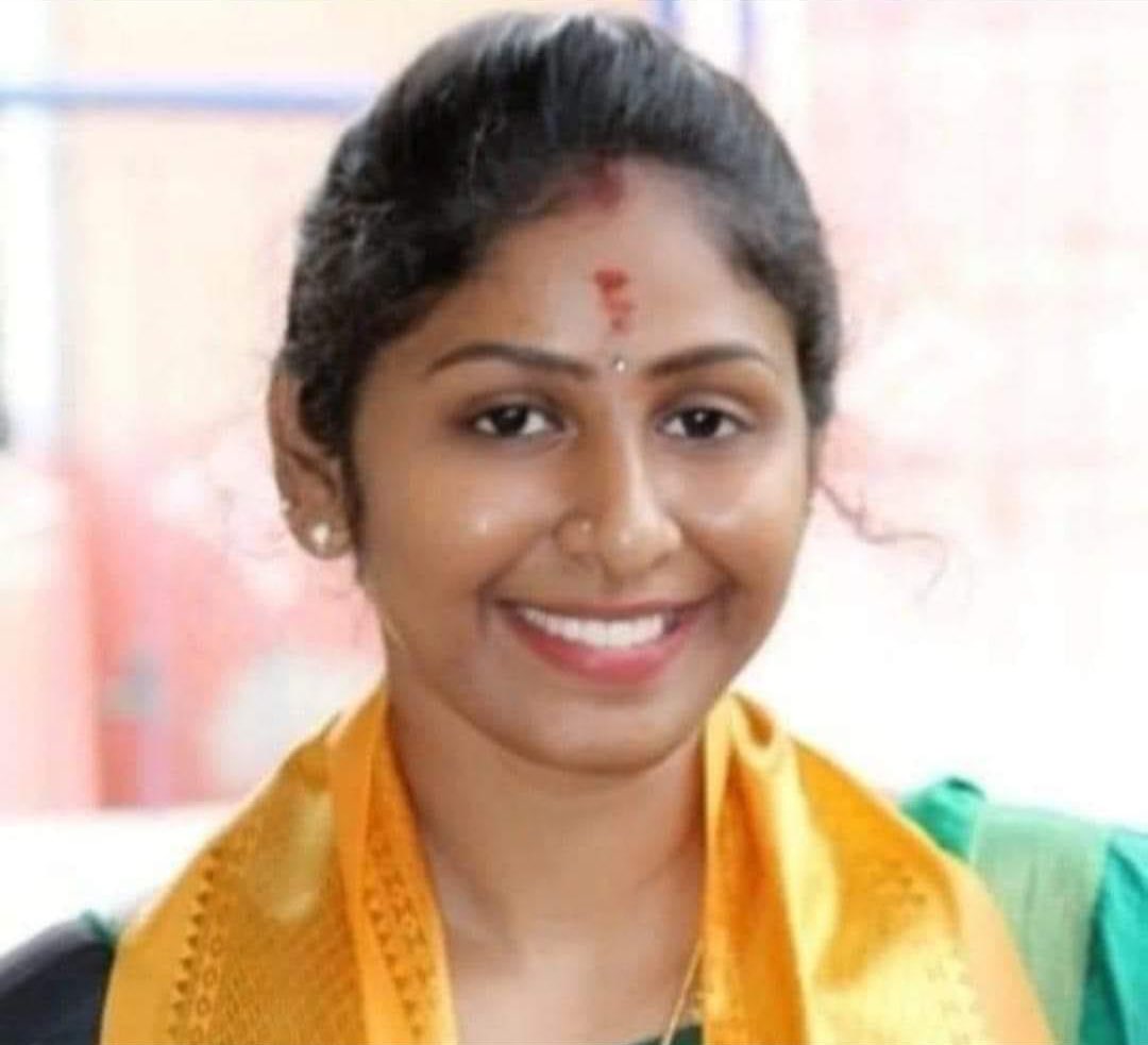 She is Vidya Veerappan, daughter of bandit, smuggler and poacher Veerappan. 
RSS & Vanavasi Kalyan Ashram adopted and educated her. She is now a lawyer and Tamil Nadu BJPs backward morcha's Vice president.
An example of transformation by RSS affiliated Vanavasi Kalyan Ashram.🙌