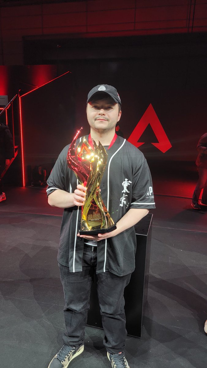 Playing a LAN in Japan was always a dream of mine so to come home with 1st and the trophy is an amazing feeling! The energy and passion in the crowd from the fans for TSM and just Apex in general was surreal. I hope to return back to this amazing country for an ALGS!