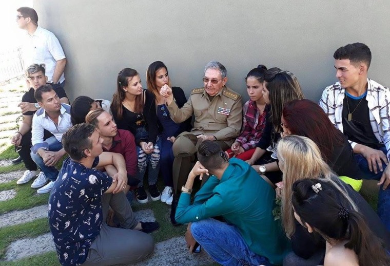 #Fidel fue el impulsor más férreo del Programa Nacional de Implante Coclear para romper el silencio. Hoy cuando se celebra su Día Internacional agradecemos a quienes desde 1998 se dedican a esta labor que ha beneficiado a cientos de cubanos.