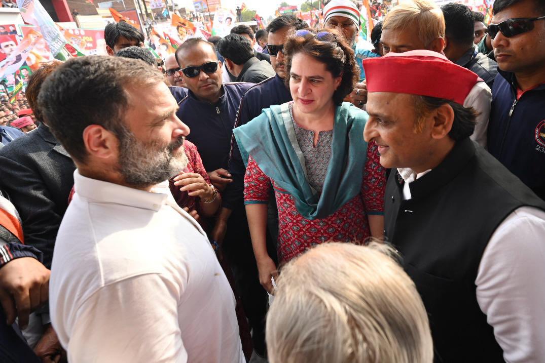 yadavakhilesh's tweet photo. कारवाँ पहुँचा जब मोहब्बत की रियासत में
मातम छा गया तब नफ़रत की सियासत में https://t.co/X5h6xs7f7v