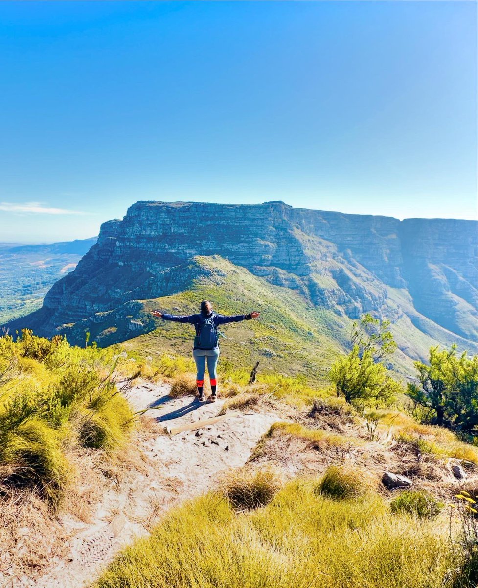 CarolinePule's tweet image. #AdvancesHiker💚🧡🔥🧗‍♀️One with Mother Nature😍🥹🌳🌿, always happy when I’m in the mountains, is so tranquil and magnificent!! I feel connected with God’s creation and is indeed my escape place! On top of Kloof Corner!😎⛰️🥾Highlights from D’s Peak Epic Hike! #ASICSFrontRunnerZA