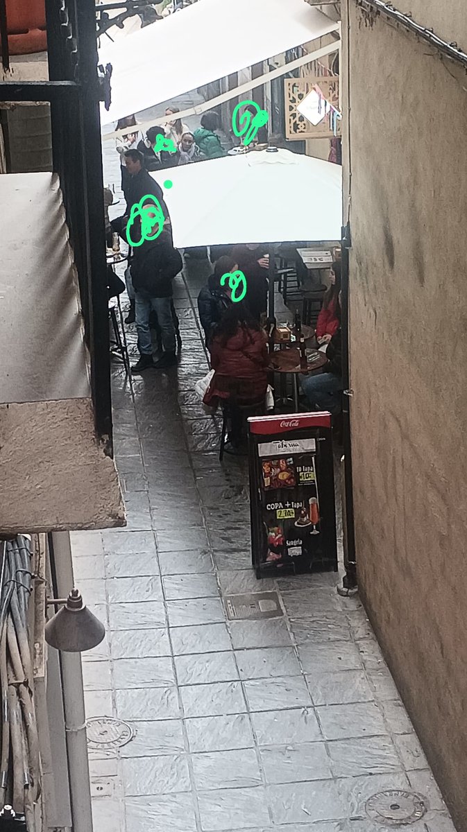 De nuevo calle provincias. Mesas sin licencia.. y todo sigue igual por parte de <a href="/1JorgeSaavedra/">Jorge Saavedra</a> <a href="/PoliciaGr/">Policía Local de Granada</a> <a href="/marifrangr/">Marifran Carazo</a>