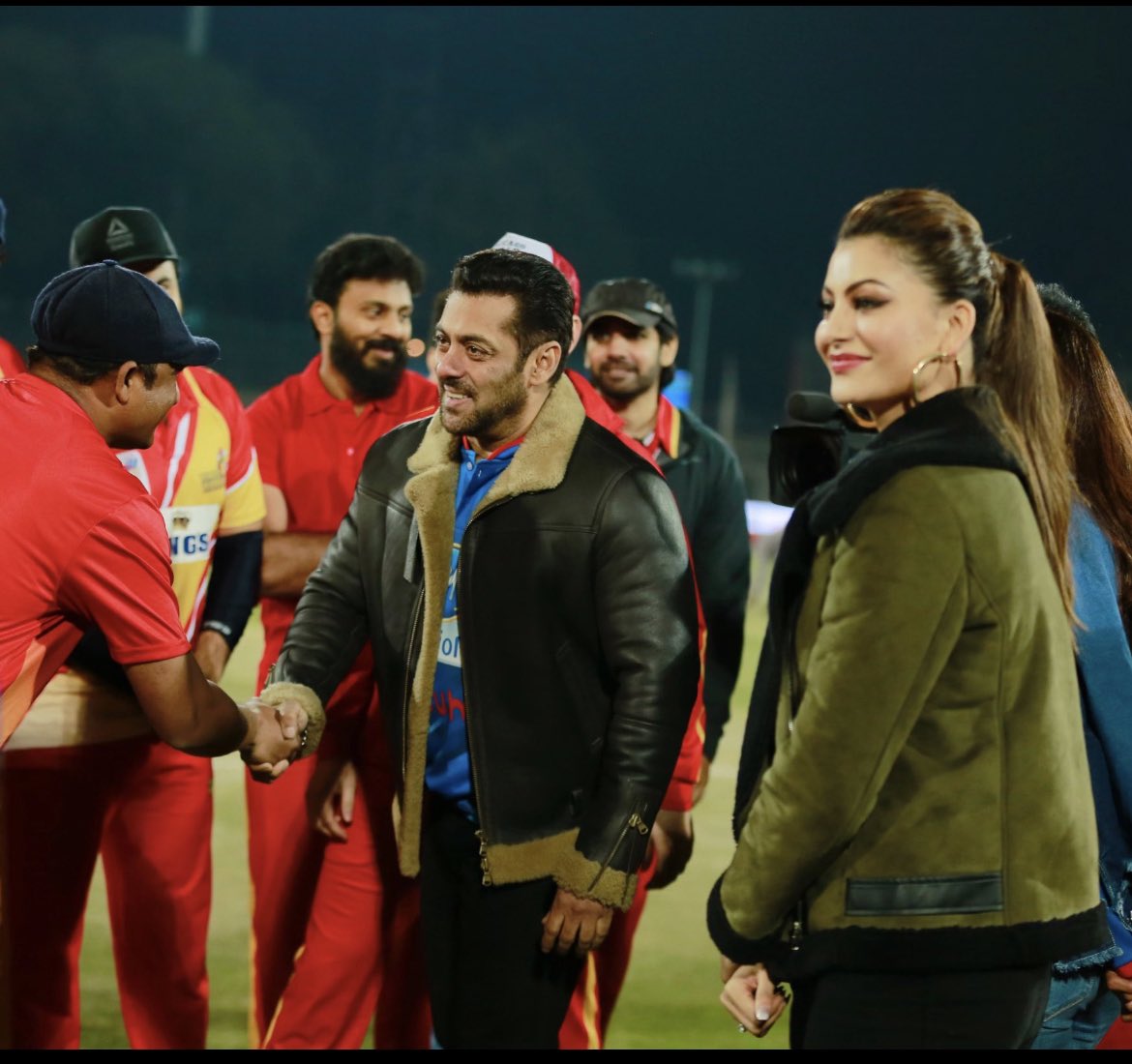 Salman Khan Fan Club (@beingskfan_club) on Twitter photo All things sunshine, Talented, Megastar’s Bollywood Super Star, Princess Of Bollywood Actress’s <a href="/UrvashiRautela/">URVASHI RAUTELA🇮🇳</a> Madam Wishing A Happy Birthday Have A Healthy Year Ahead ❤️🍹🌹👑
___
#HBDUrvashiRautela 💕❤️🍰🍾@RautelaClub <a href="/BeingUrvashiRFC/">Team Urvashi Rautela</a> <a href="/Urvashi_Updates/">Urvashi Rautela Parody Account</a> <a href="/BeingSalmanKhan/">Salman Khan</a> All things sunshine, Talented, Megastar’s Bollywood Super Star, Princess Of Bollywood Actress’s <a href="/UrvashiRautela/">URVASHI RAUTELA🇮🇳</a> Madam Wishing A Happy Birthday Have A Healthy Year Ahead ❤️🍹🌹👑
___
#HBDUrvashiRautela 💕❤️🍰🍾@RautelaClub <a href="/BeingUrvashiRFC/">Team Urvashi Rautela</a> <a href="/Urvashi_Updates/">Urvashi Rautela Parody Account</a> <a href="/BeingSalmanKhan/">Salman Khan</a>