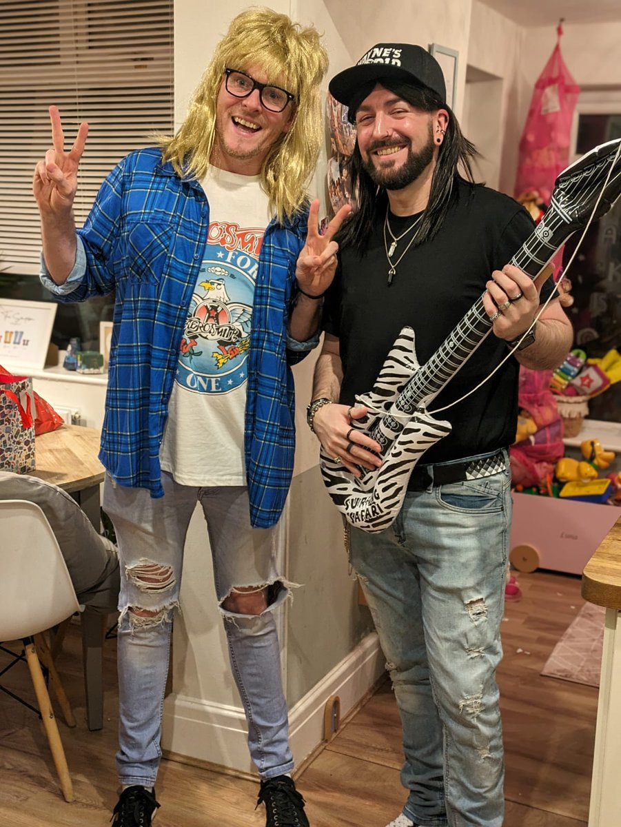 90s Fancy Dress 🌍
EXCELLENT ✌️✌️
#waynesworld #fancydress #party
#sundayvibes