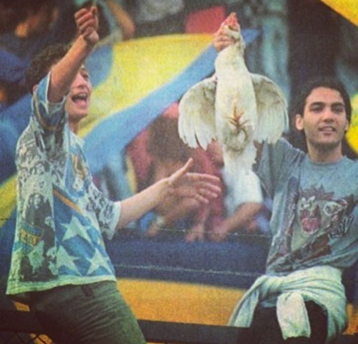 Yo soy del barrio de la Ribera
el que no es chorro es criminal
el mas cobarde m4to a su padre, el mas valiente pa que vamo a contar
Cuide señora su gallinero
porqe esta tarde vamo a m4tar
una gallina para el puchero
porque esta noche tenemos que morfar