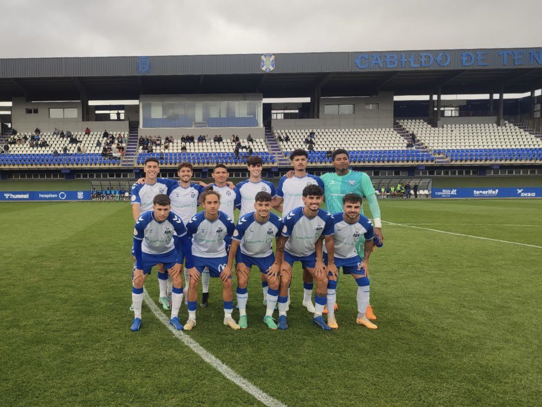 Juanjo_Toledo's tweet photo. ⚽️ La última vez que el #TenerifeB marcó seis goles en un partido fue el domingo 02/04/2023. Fue un 6-0 al #EstrellaCF en la Ciudad Deportiva Javier Pérez ante unos 200 aficionados.
▪️Ese día @Daniselma7 marcó tres goles, @rguezramosdavid, @alassannn y Gonzalo marcaron uno cada uno.
▪️Hoy @CDTOficial B 6 #UniónPuerto 1 #TerceraRFEF