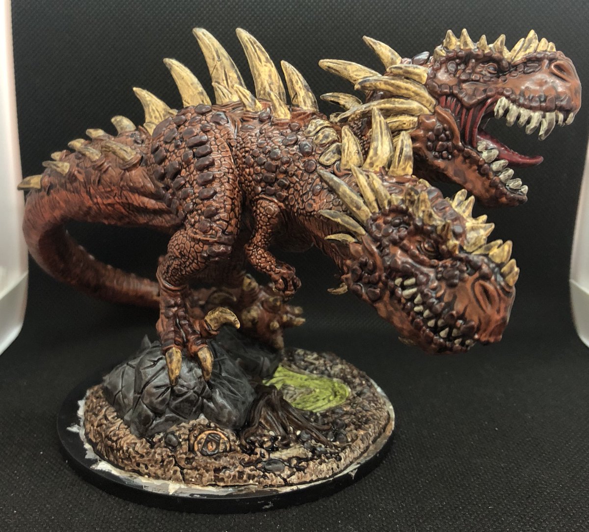 Another miniature from the Epic Encounter box is finished!

#EpicEncounters #miniaturepainting #dnd5e