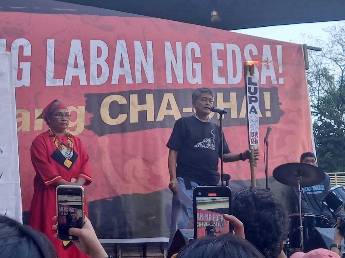 TINGNAN | Kasama ang ARPAK, nagmartsa kaninang hapon sa EDSA patungong EDSA Shrine ang mga magsasaka, mangingisda, kababaihang magbubukid, estudyante, pambansang minorya at iba pang sektor upang biguin ang Charter Change (ChaCha) ng rehimeng US-Marcos. #NoToChaCha #EDSA38