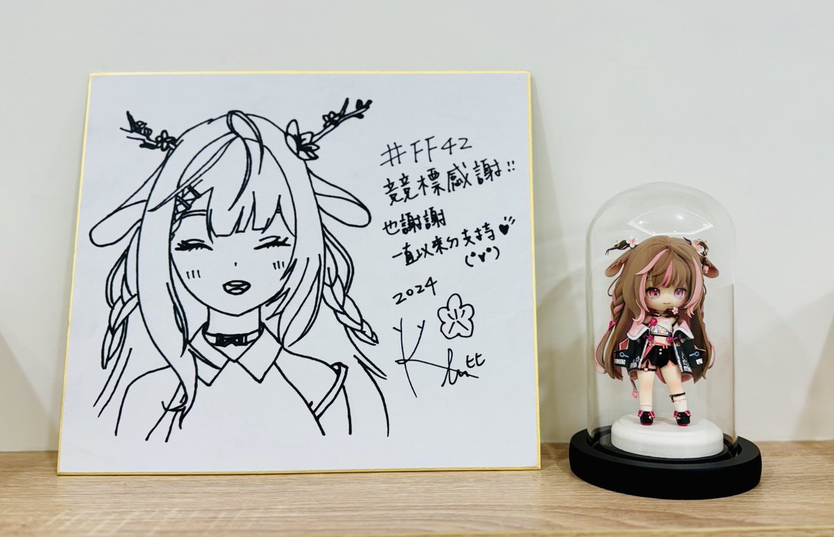 NoWHeRE_TW's tweet photo. #FF42 Day 3 最終日
想都沒想過，我甚至在競標的前一晚。憂心忡忡，就深怕自己像上次 #FF41 一樣預算不足落標。
凌晨又跑去把永豐大戶裡的10萬全領出來做籌碼。
前一晚還已經想好要是運氣好能標到，若是主播問我感想，我可以回個：”不↘️敢↗️相↘️信↗️”
然後開始跳[Come with me]🤣

只不過幸福來的太突然，
結標當下，我是欣喜若狂的，開心到快哭出來。但現場太多人，我只能一直憋著。導致後面拍照時笑的很僵硬，甚至工作人員把黏土人交到我手上合照時，我的手不斷發抖。嚇得其他鹿餅們很擔心我剛標到的就直接給摔了。

簽繪版鹿比畫的好好看喔❤️
現在已經開始在找裱框跟模型櫥窗了。
未來一定不忘每天三拜鹿女神🛐
#鹿過人間 #我要鹿股 #鬧欸別鬧了 #開拓動漫祭 #單推超人 #單推ME #魔競娛樂 #Exitus #MeloNyX #競標