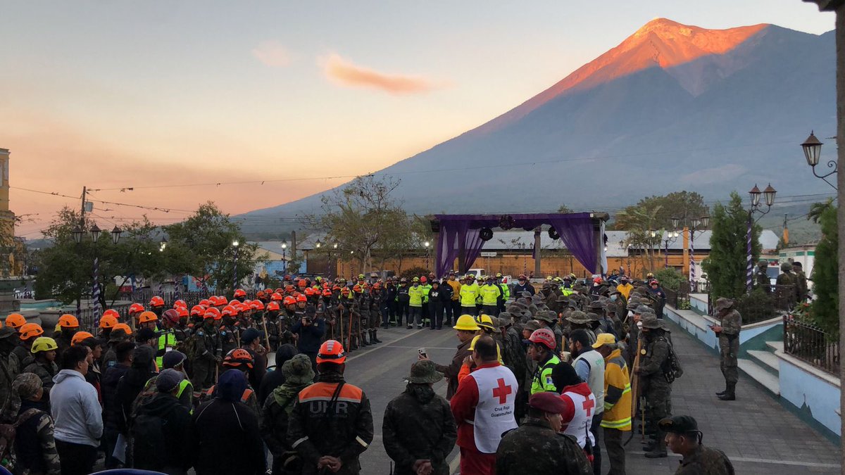 #AHORA Socorristas retoman labores en el volcán de Agua.

Vía: @CRGuatemalteca