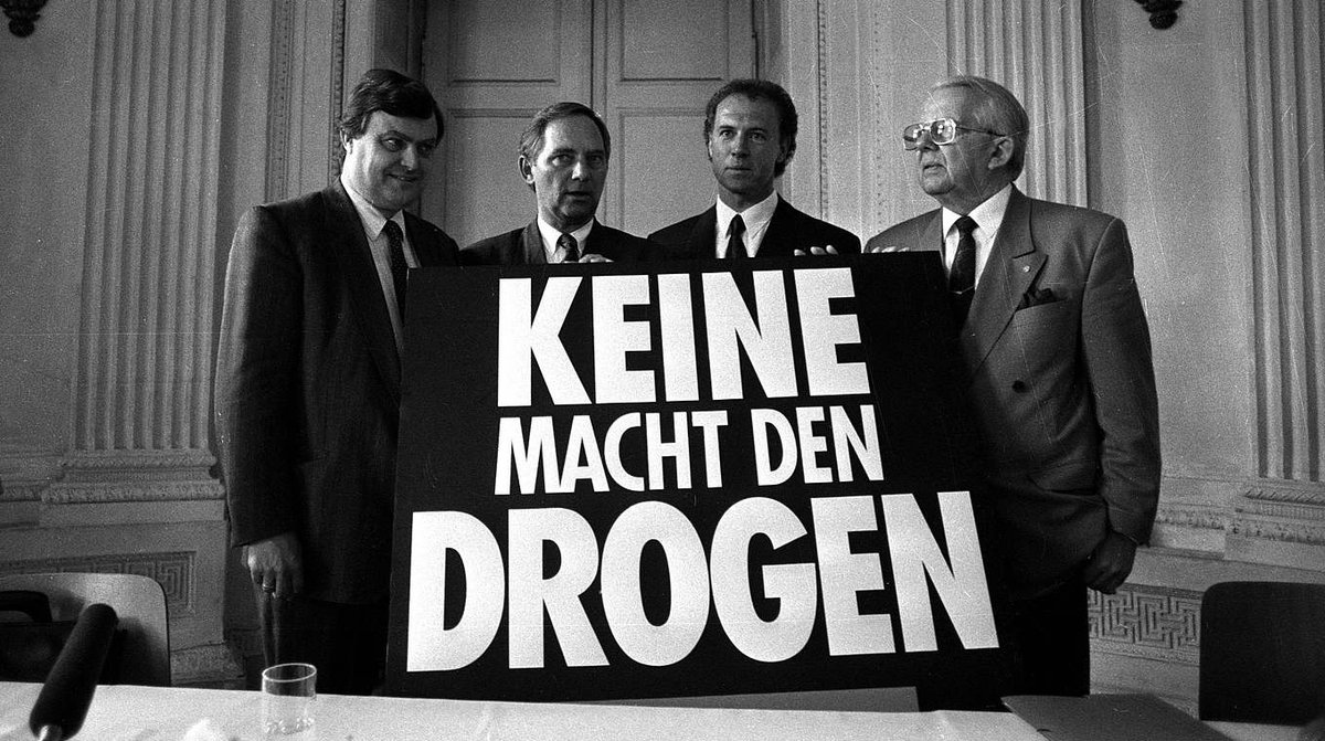 Aus aktuellem Anlass, da hier meinem Eindruck nach die Cannabisfraktion (analog zu den Querdullis) sinnfrei-hirnlos eskaliert:

#keinemachtdendrogen
(proudly informing since 1990)