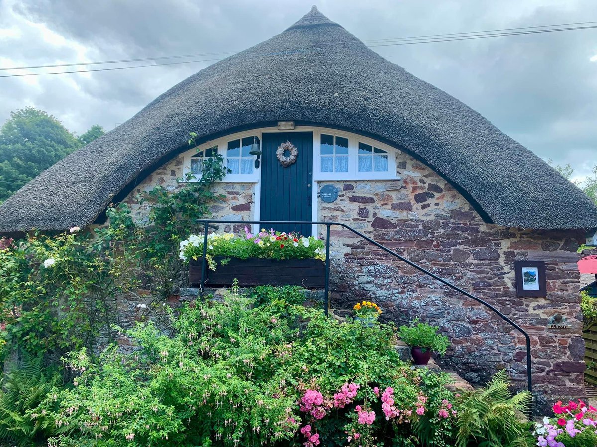 Thatched cottages, Cockington Village ❤️
#cockington #torquay #cottage #torbay #village #quaint #devon #myriviera #picturesque #visitdevon #tearoom #sunnyday #hiking #architecture #tranquility 
ange21.picfair.com