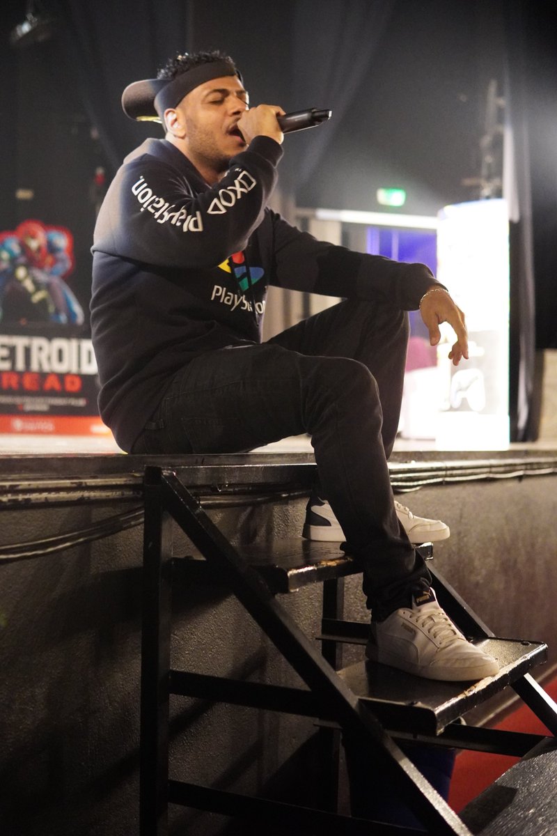 Pimousse_SSB's tweet image. J’ai pris la photo du chanteur le plus geek de la caraibe aka @DefJ972 a la hedgeconvention 2024 de @HedgeSnes . Perf sur scène incroyable 😻