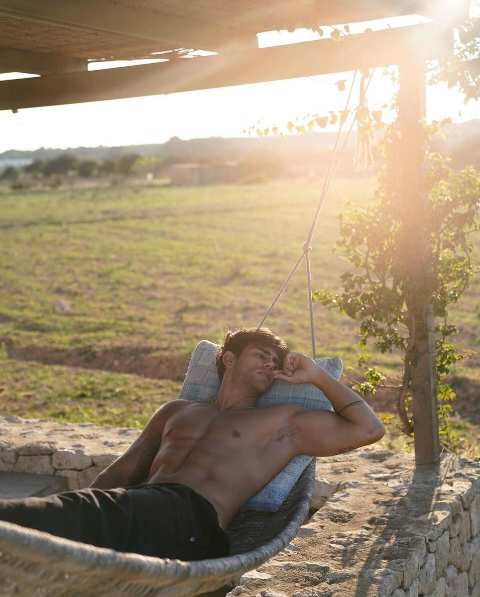 SebsStone's tweet image. Sunday Hangover.

#FreeRol #SeductiveSunday