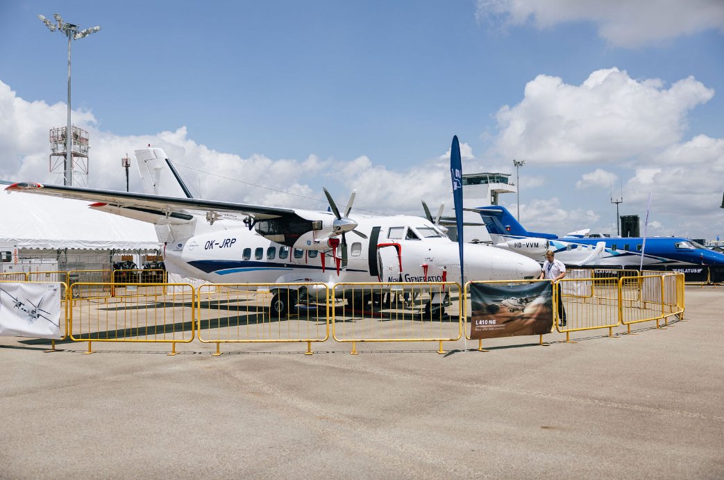 NPalube's tweet photo. V prvních 4 dnech @SGAirshow přilákala rekordních 6⃣0⃣ tis. obchodních hostů‼️ Víkend patří✈️nadšencům, pro které je na místě k dispozici✈️#L410NG. Na půdě 🇨🇿expozice je pak k vidění model ✈️#L39NG a prez.💪vývojového a dodavatelského řetězce, včetně🛰️#CzechAerospace #excellence https://t.co/MAXn1cL93n