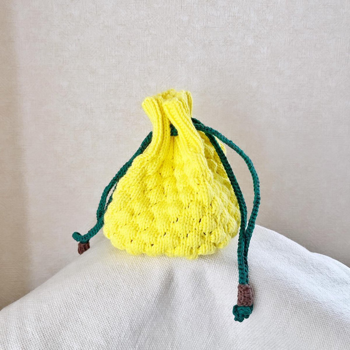 bunbunganko's tweet photo. レモン色のコットン糸で
巾着バッグを作りました🍋

#knitting #knittingtwitter #handmade #knitbag #lemon #cotton 
#編み物 #ハンドメイド #バッグ https://t.co/QopMdNt3ch