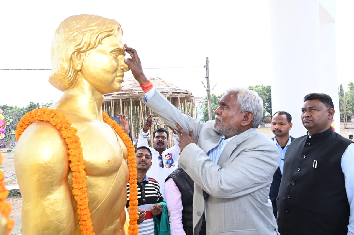 ChampaiSoren's tweet photo. जोहार साहिबगंज !

आज ��ोगनाडीह की पावन धरती पर अमर वीर शहीद सिदो- कान्हू, चांद- भैरव एवं वीरांगना फूलो- झानो की प्रतिमा पर माल्यार्पण कर श्रद्धांजलि अर्पित करने का सौभाग्य मिला।

इन वीरों के दिखाए मार्ग पर चल रही हमारी सरकार प्रदेश के आदिवासियों, मूलवासियों एवं आम लोगों के जीवन में सकारात्मक बदलाव लाने हेतु प्रयासरत है।

झारखंड के वीर शहीद अमर रहें।
जय झारखंड !!