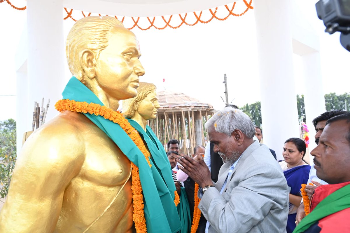 ChampaiSoren's tweet photo. जोहार साहिबगंज !

आज ��ोगनाडीह की पावन धरती पर अमर वीर शहीद सिदो- कान्हू, चांद- भैरव एवं वीरांगना फूलो- झानो की प्रतिमा पर माल्यार्पण कर श्रद्धांजलि अर्पित करने का सौभाग्य मिला।

इन वीरों के दिखाए मार्ग पर चल रही हमारी सरकार प्रदेश के आदिवासियों, मूलवासियों एवं आम लोगों के जीवन में सकारात्मक बदलाव लाने हेतु प्रयासरत है।

झारखंड के वीर शहीद अमर रहें।
जय झारखंड !!