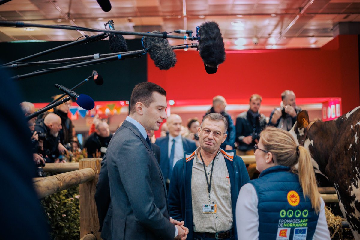 RNational_off's tweet photo. 🔴 @J_Bardella est arrivé au Salon International de l’Agriculture, prêt à passer les 48 prochaines heures aux côtés de nos agriculteurs, à les rencontrer, les écouter et les soutenir dans leurs revendications.

#SIA2024 #AgriculteursEnColere #VivementLe9Juin https://t.co/A0xCaa2Y4j